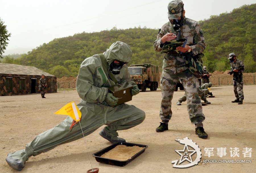 北京军区某集团军防化团开展实战演练