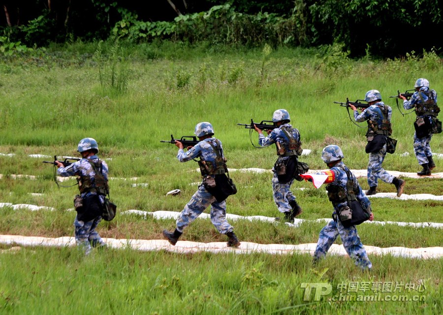 中国海军陆战队逼真战场环境中进行战术训练