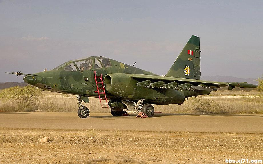 伊朗空军苏-25攻击机向美军无人机开火