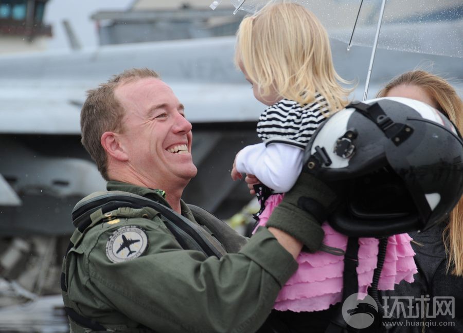 治愈系图片:美国大兵回家抱孩子超幸福