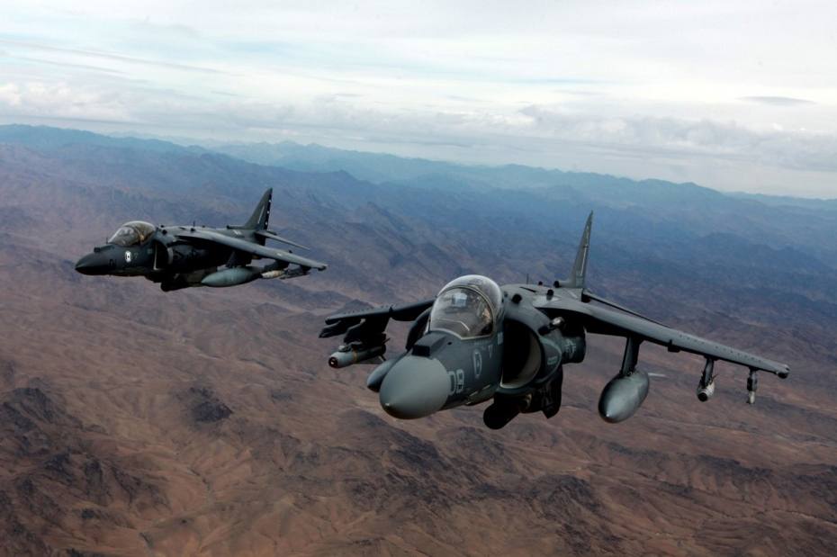 美军出动AV-8B攻击机群突袭塔利班武装