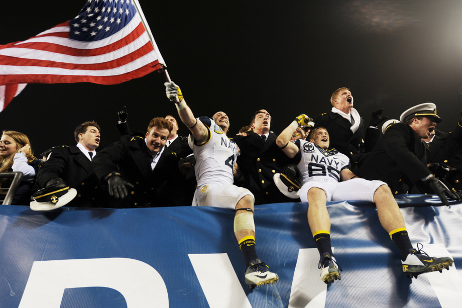 美国海陆军举行年度橄榄球比赛 海军再次获胜