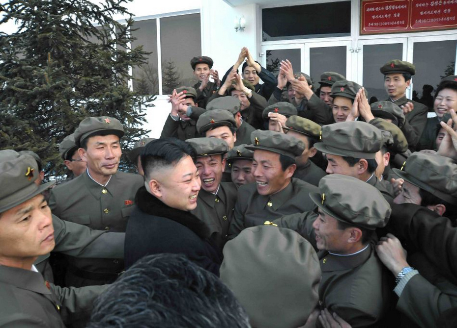 金正恩亲临现场指挥朝鲜卫星发射图片