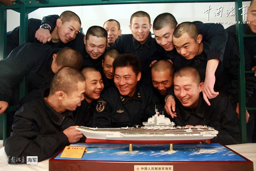 中国海军某训练基地:班长帮新兵打洗脚水