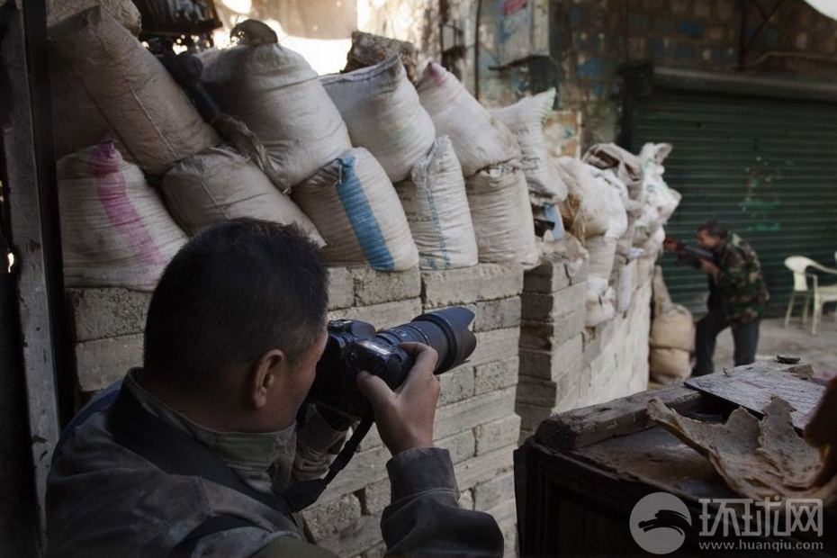 日本摄影师深入叙战场 被当中国人屡受善待