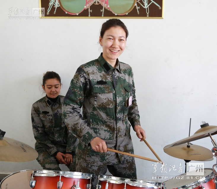维族姑娘军营生活:曾做车模入伍后玩打击乐