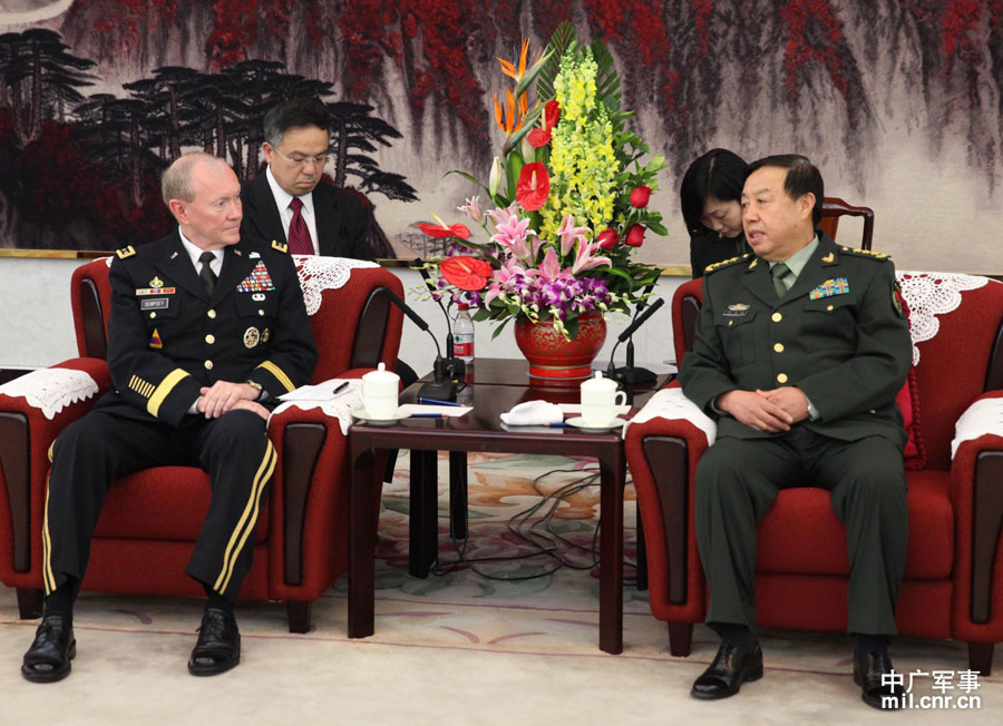 4月23日上午，軍委第一副主席範長龍上將在北京八一大樓會見了來訪的美軍參謀長聯席會議主席鄧普西一行。