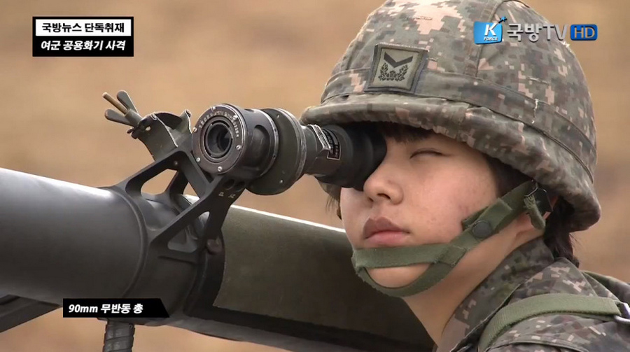 韩国女兵战力强:火箭筒榴弹炮样样打得精准