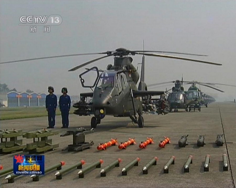 某陸航旅Z-19“黑旋風”打頭，直升機群整齊縱列停放，氣勢不凡。