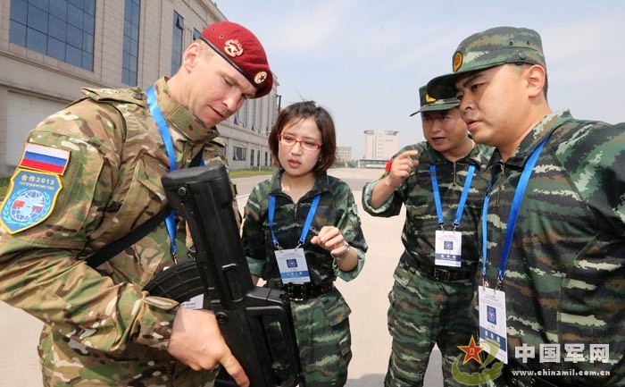 2013年6月，中國武警部隊與俄羅斯內衛部隊“合作-２０１３”聯合訓練期間，武警“雪豹突擊隊”大隊長曲良峰與俄羅斯內衛部隊馬特金少校在切磋。