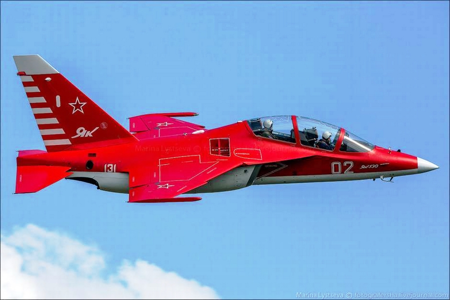 俄爬墙党拍到红色惊艳涂装雅克-130飞行秀