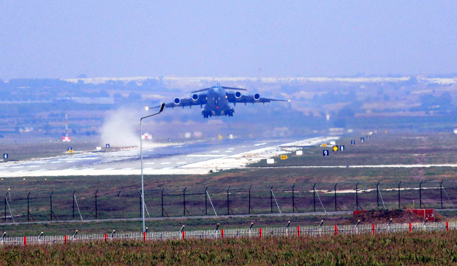 美军驻土耳其基地曝光 多型军机在活动
