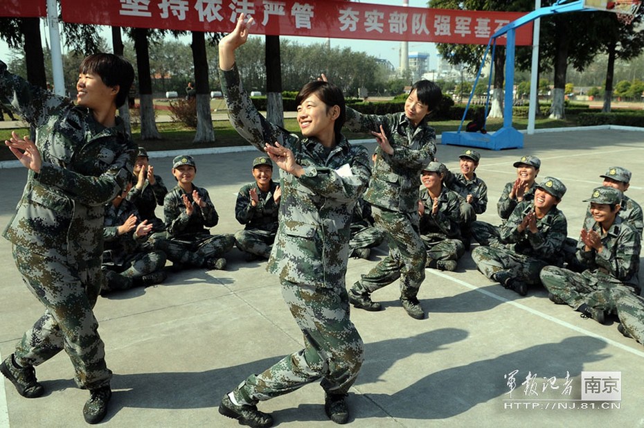 解放军新兵训练欢乐多 女班长唱戏很像样