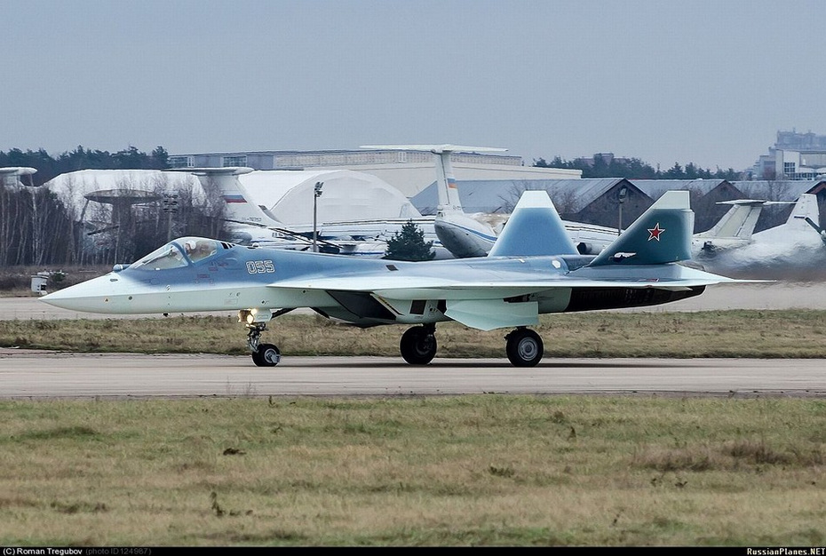 俄T-50战机换闪耀新涂装 犹如空中大白鲨
