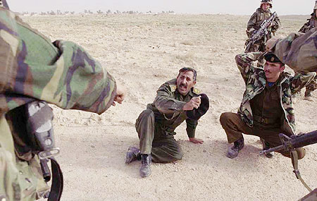 图:伊拉克投降军官面露惊慌之色