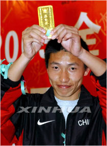 朱红军夺得中国首个田径黄金大奖的一公斤黄金