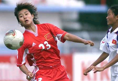 滕巍刘英各进两球 女足亚洲杯中国6-0狂胜越南
