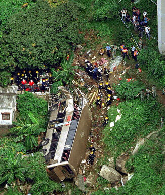 图:香港屯门公路巴士冲落山坡车祸现场