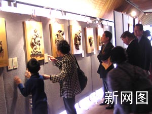 万兆泉广东民间风情雕塑展在悉尼市政厅开幕