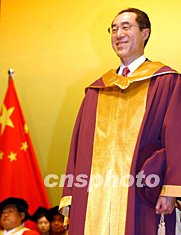 多图:唐英年荣获香港城市大学博士