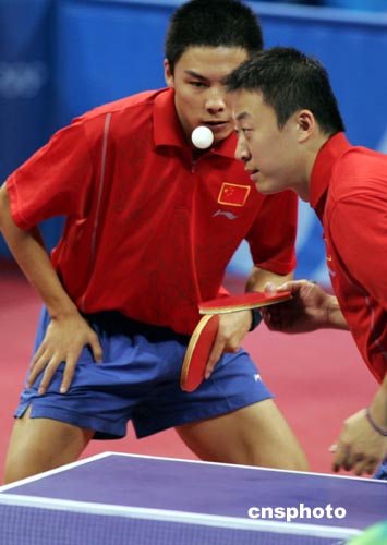 详讯:马琳\/陈玘夺取雅典奥运会乒乓球男双冠军