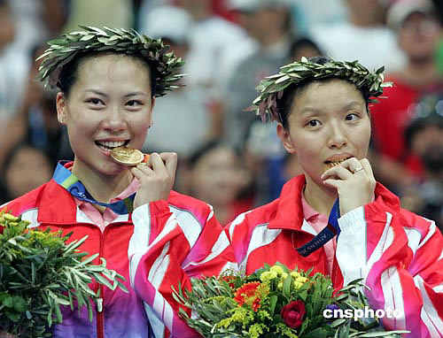 中国女将包揽羽毛球女双金银牌