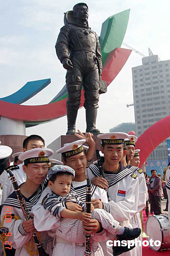 杨利伟雕像在葫芦岛市落成