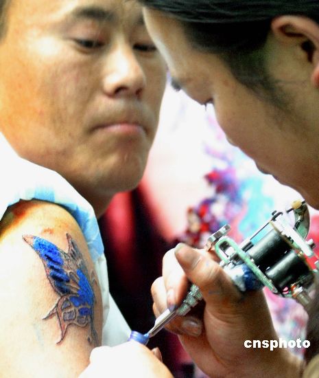 图:南京:男士纹身成时尚