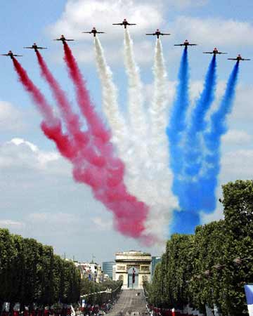 法国国庆阅兵盛典 渲染浓郁英法友好气氛(图)