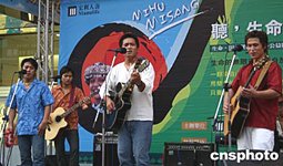 图:台湾原住民歌手街头义唱