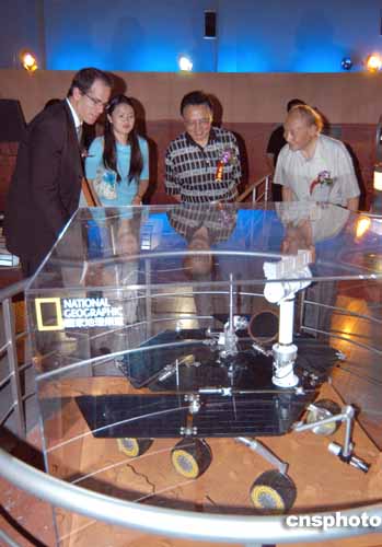 美国勇气号火星车模型定居中国科技馆(图)
