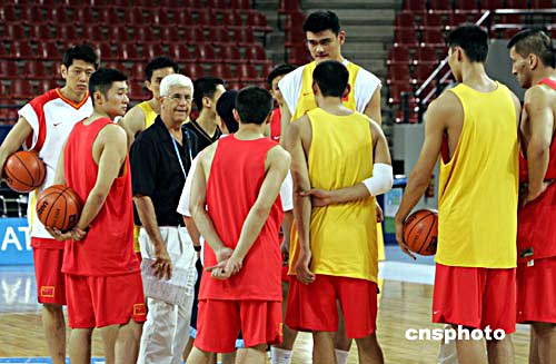 中国男篮在雅典奥运篮球馆训练