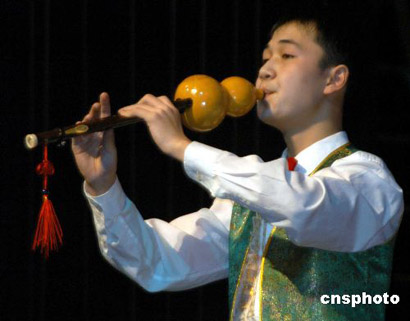 图:中国少年在美国表演葫芦丝独奏