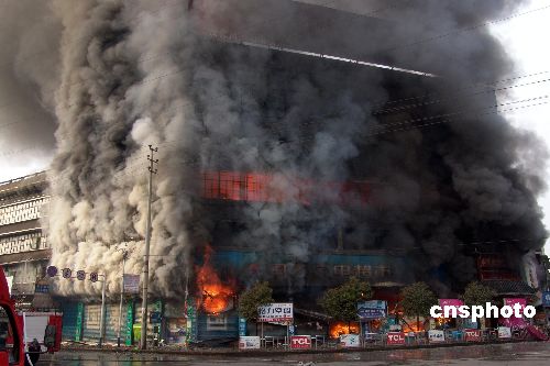 图:湖南新化国泰家电超市发生大火 无人员伤亡