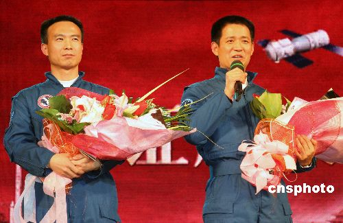 中国航天报20周年庆典 神六双雄向幕后英雄献