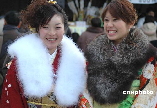 图:日本女青年盛装成人日