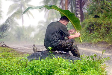 图文报道:菲律宾泥石流灾区搜救工作因大雨暂