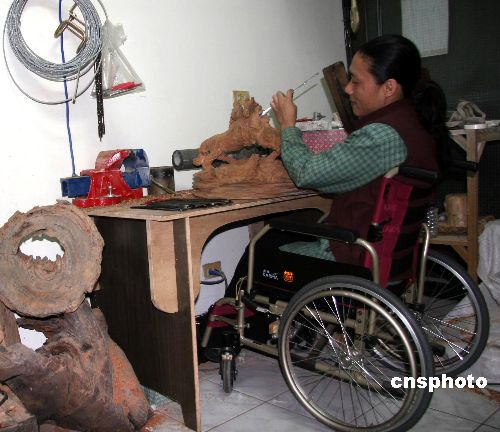 台湾写真:轮椅上的勇者--雕刻家林正发(图)