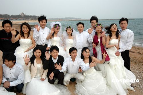 图:安徽巢湖30对新人青岛海边拍婚纱照