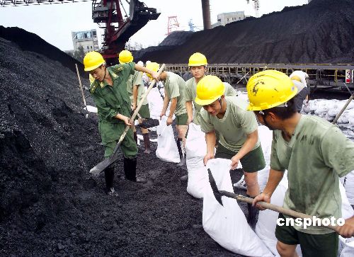 图:湛江电厂煤场塌方警民携手挽回损失数亿