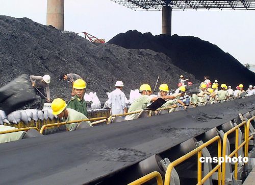 图:湛江电厂煤场塌方警民携手挽回损失数亿
