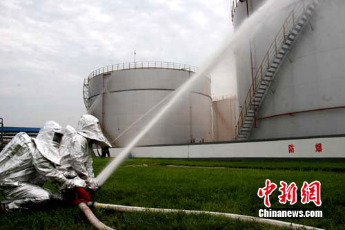 江苏泰州举行大型石油化工企业灭火救援演练