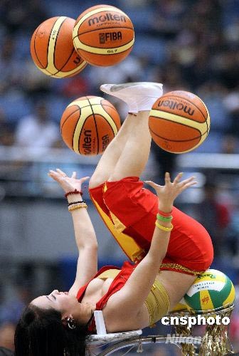图:西湖美女比赛间歇表演篮球杂技