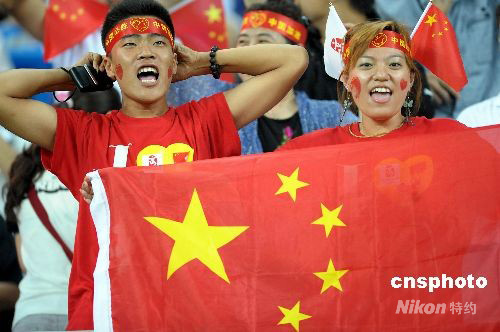 图:中国球迷现场为女足姑娘们加油助威