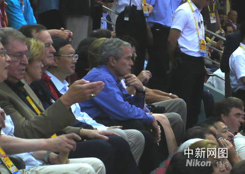 快讯:布什和家人观看北京奥运会中美篮球大战