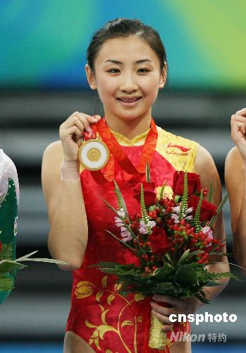 图:中国选手何雯娜勇夺奥运会女子蹦床冠军(3