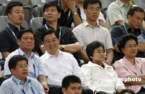 图:胡锦涛观看北京残奥会轮椅篮球比赛
