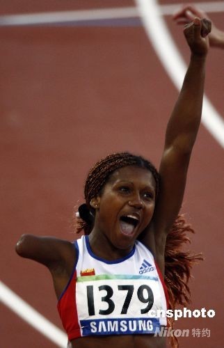 图:古巴选手打破女子百米世界纪录夺冠