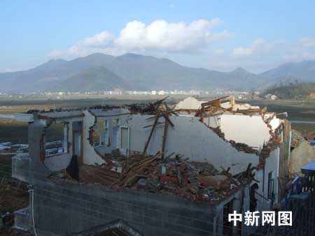 温州苍南桑美重灾区见闻:满目疮痍 重建家园