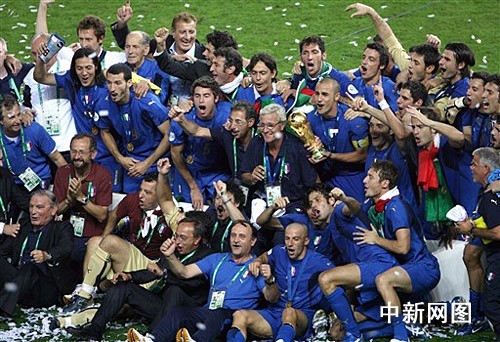 世界杯:意大利点杀法国第四次捧杯 齐达内红牌